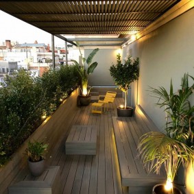 Bancs en bois sur un grand balcon