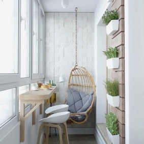 Balcon étroit avec des plantes sur le mur