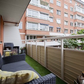 Garde-corps en métal sur le balcon d'un appartement de deux chambres