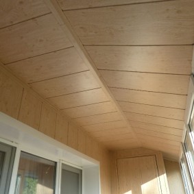 Revêtement du plafond loggia avec panneaux MDF