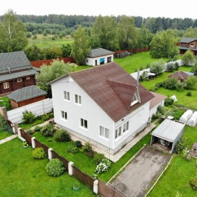 Cottage plot with a big house