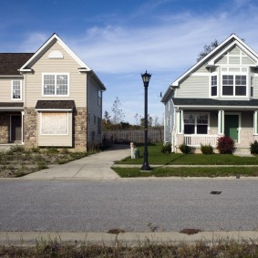 The distance between neighboring houses of combined materials