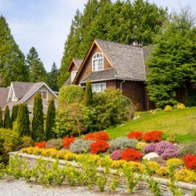 Retaining wall in a sloping area