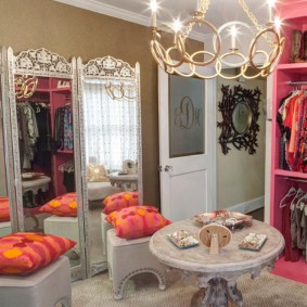 Armoire rose dans la chambre des filles