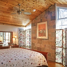 Plafond en bois dans la chambre