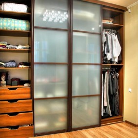 Armoire coulissante avec verres givrés