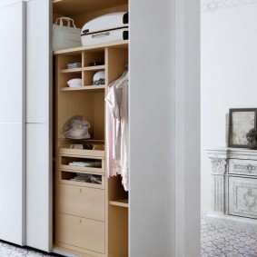 Armoire blanche avec étagères en bois aggloméré