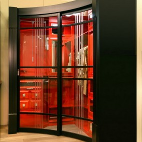 Armoire à cadre noir