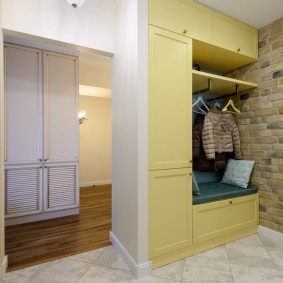 Armoire à combinaison jaune