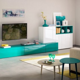 Toboggan turquoise dans le salon