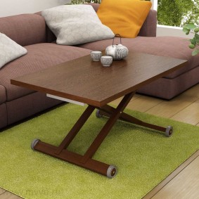 Table basse sur un tapis vert