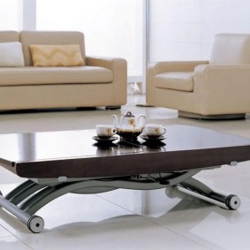 Table basse pliante sur roulettes