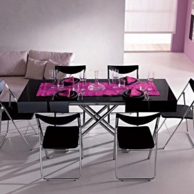 Chaises noires dans la cuisine