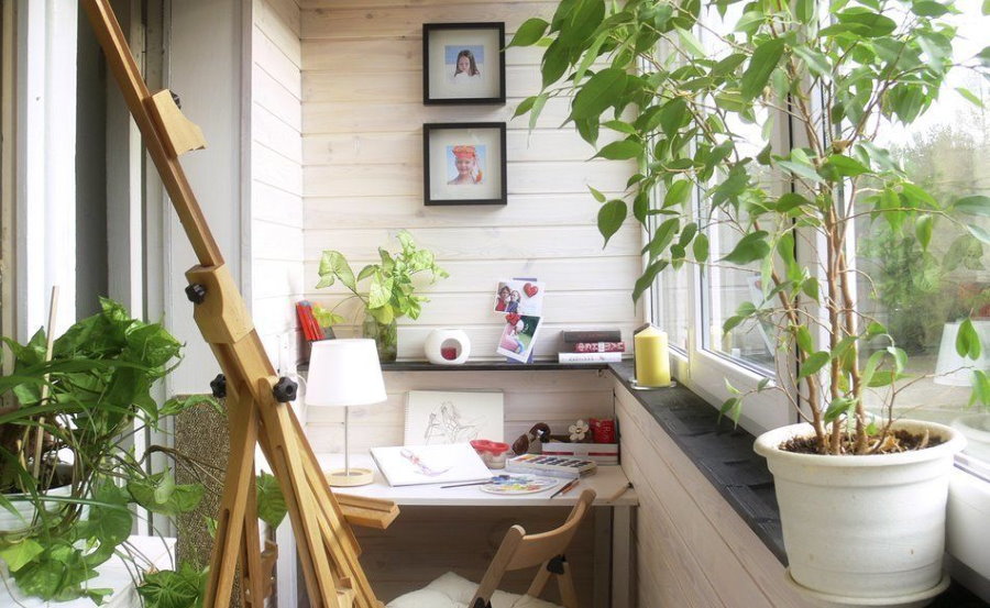 Sala di lavoro su un balcone con portineria