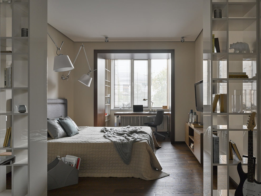 Salle de travail sur le balcon dans la chambre