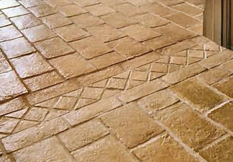 Carreaux de pierre dans le couloir d'une maison rurale