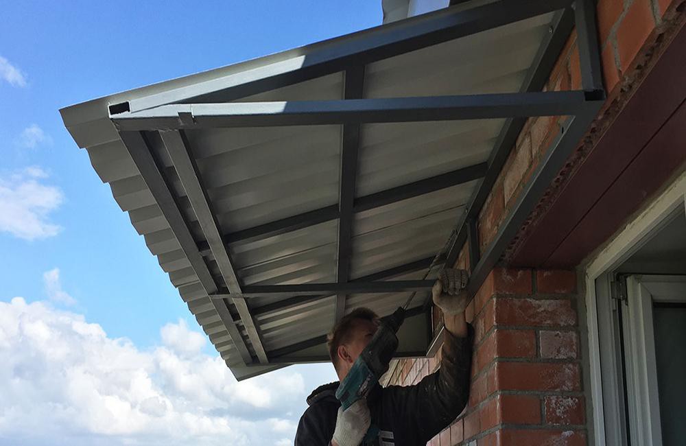 Construction du toit sur le balcon de l'étage supérieur