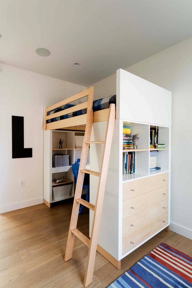 Lit mezzanine blanc dans un appartement de 2 pièces de la maison de Staline