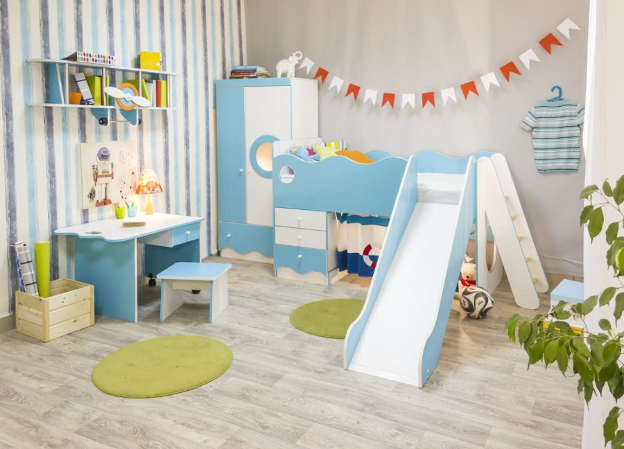 Lit enfant avec toboggan dans un ensemble de mobilier modulable