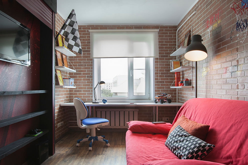 Table pour les occupations le long de la fenêtre des enfants dans le style loft