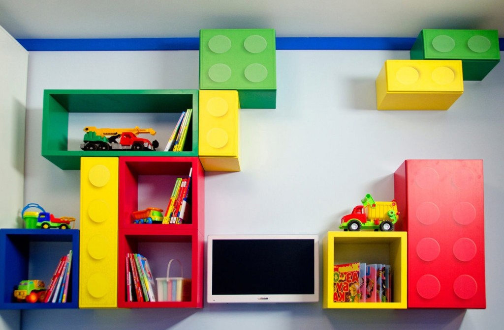 Heldere modulaire planken aan de muur van de kinderkamer