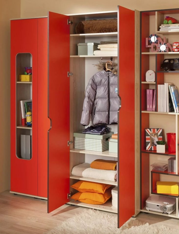 L'intérieur de l'armoire modulaire pour enfants