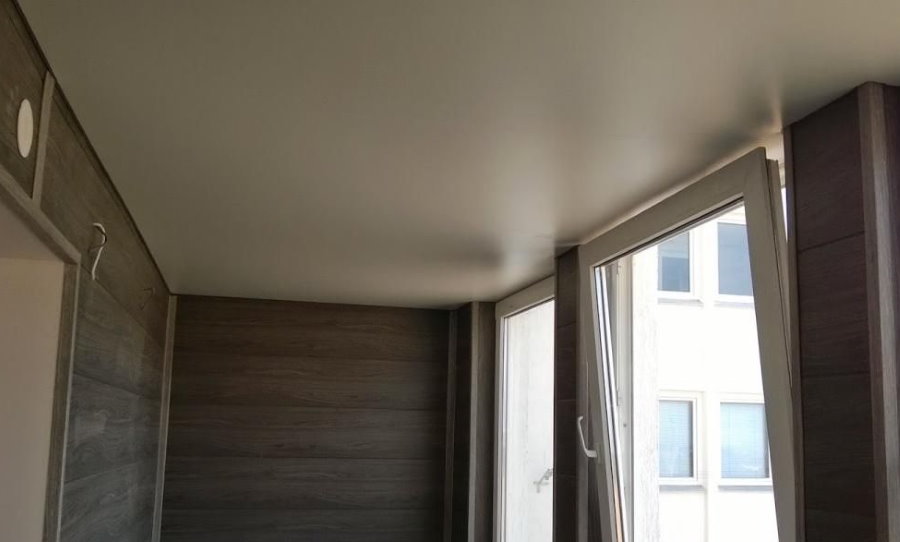 Plafond tendu sur un balcon confortable