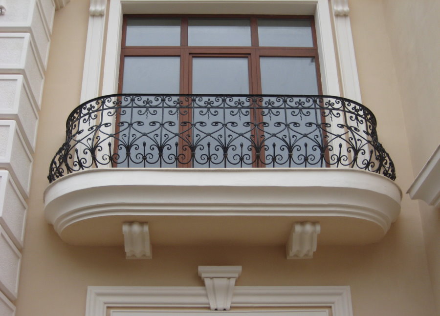 Clôture forgée sur le balcon d'une maison privée