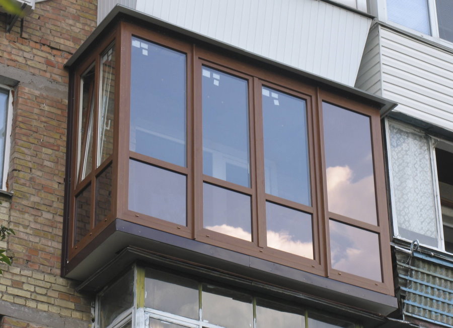 Balcone alla francese con vetri in una casa di mattoni