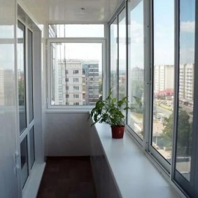 vitrage des balcons et loggias dans l'aperçu des appartements