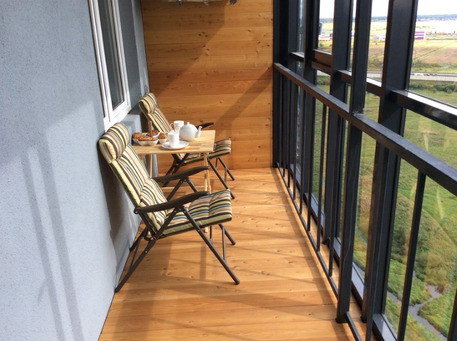 Chaises pour un séjour confortable sur le balcon vitré