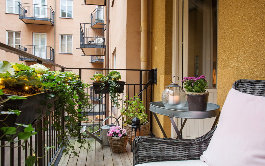 Intérieur d'un balcon ouvert dans un appartement de deux pièces