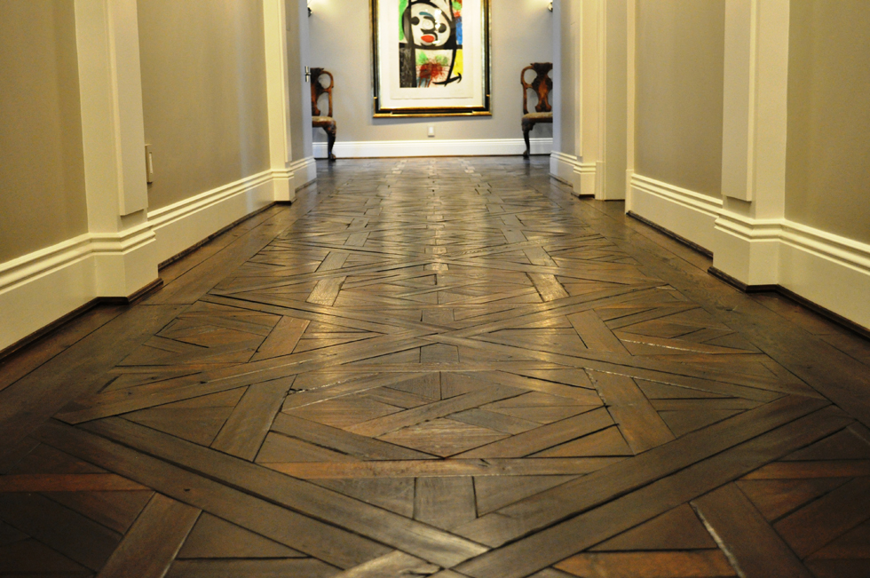 Parquet naturel dans le couloir d'une maison de campagne