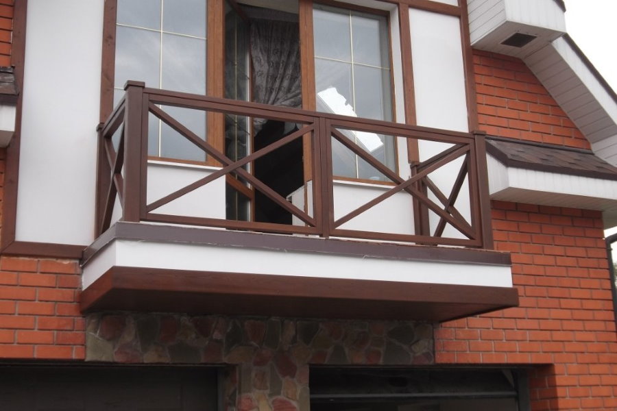 Garde-corps en bois sur le balcon du chalet