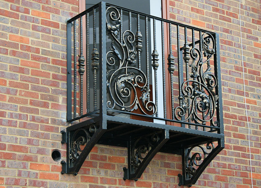 Objets forgés sur la balustrade d'un petit balcon