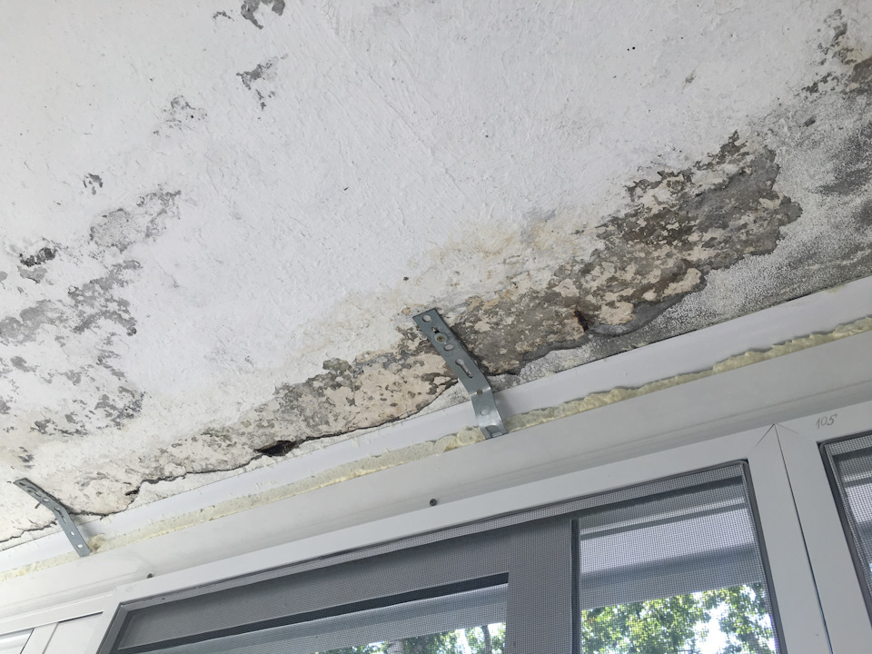 Enduit détruit sur la dalle de béton du plafond du balcon