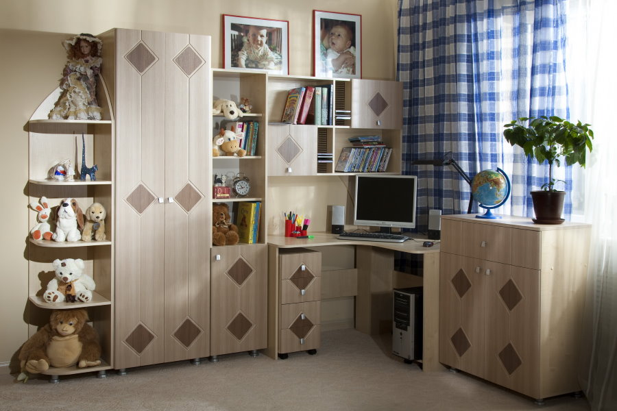 Mur d'angle pour enfants avec armoire et table