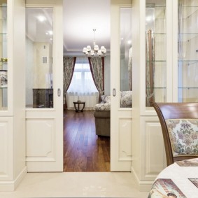 Portes entre salon et salle à manger dans une maison de campagne