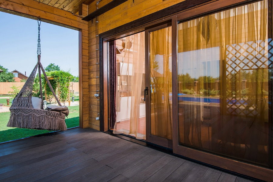 Portes coulissantes sur la terrasse d'une maison privée