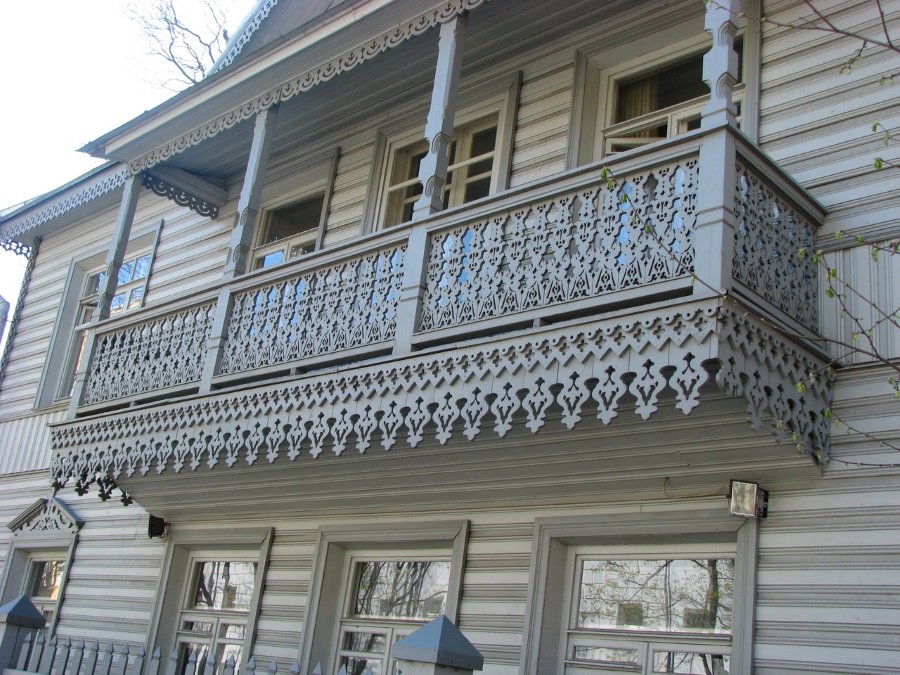 Beau balcon avec sculptures en bois