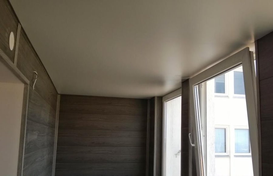 Plafond blanc lisse sur la loggia