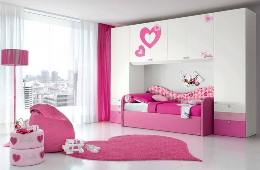 Roze bed in de slaapkamer van een schoolgaande meisje