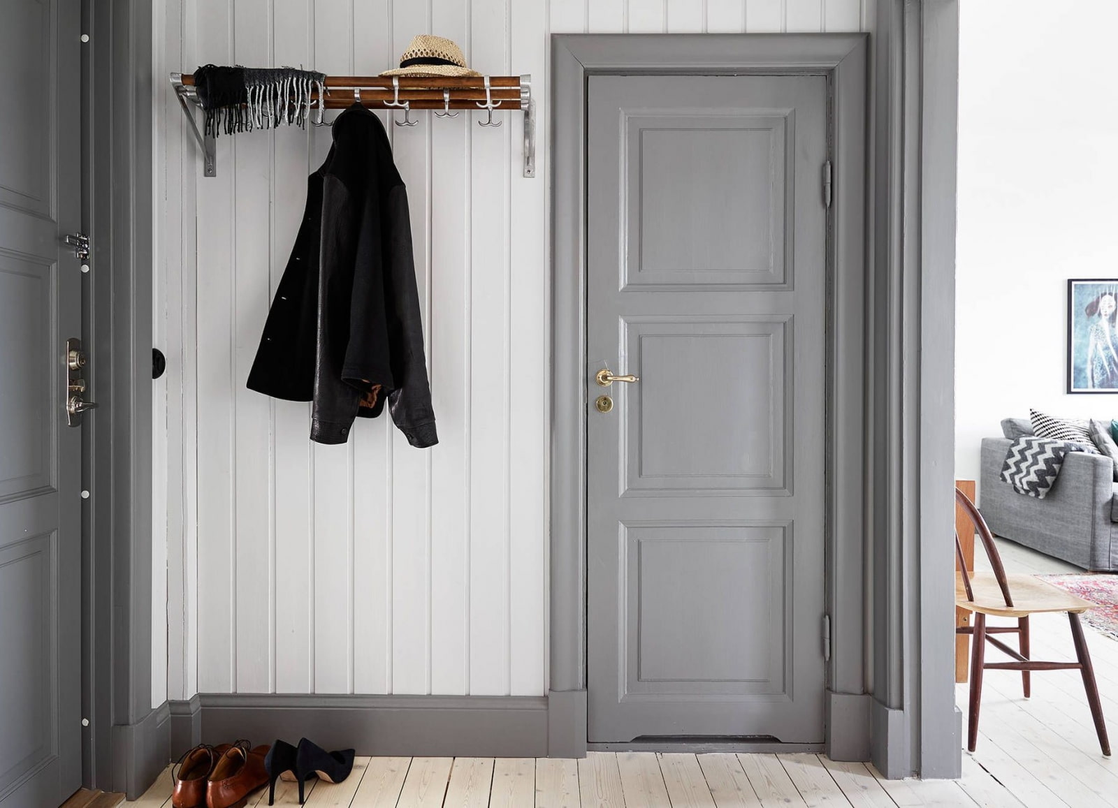 portes grises à l'intérieur du couloir