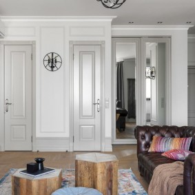 portes grises à l'intérieur de l'appartement