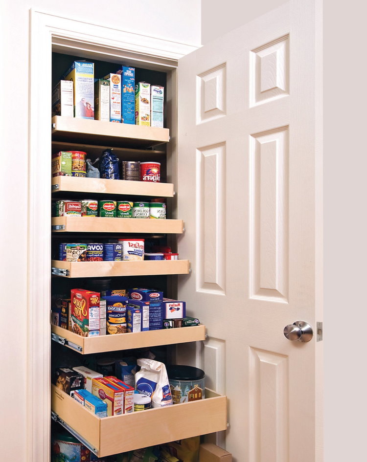 Placard de rangement avec des produits à l'intérieur du couloir