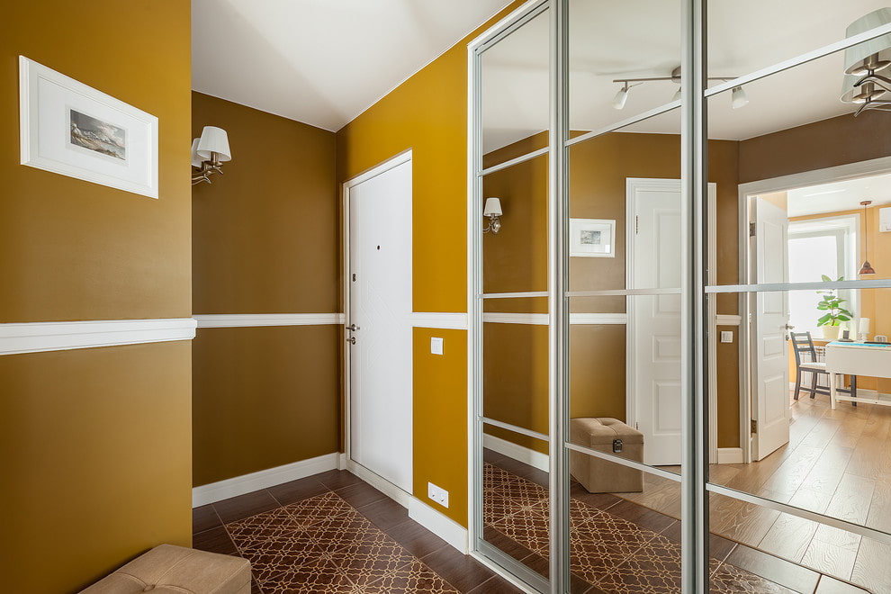 Armoire encastrée dans le couloir d'un style moderne