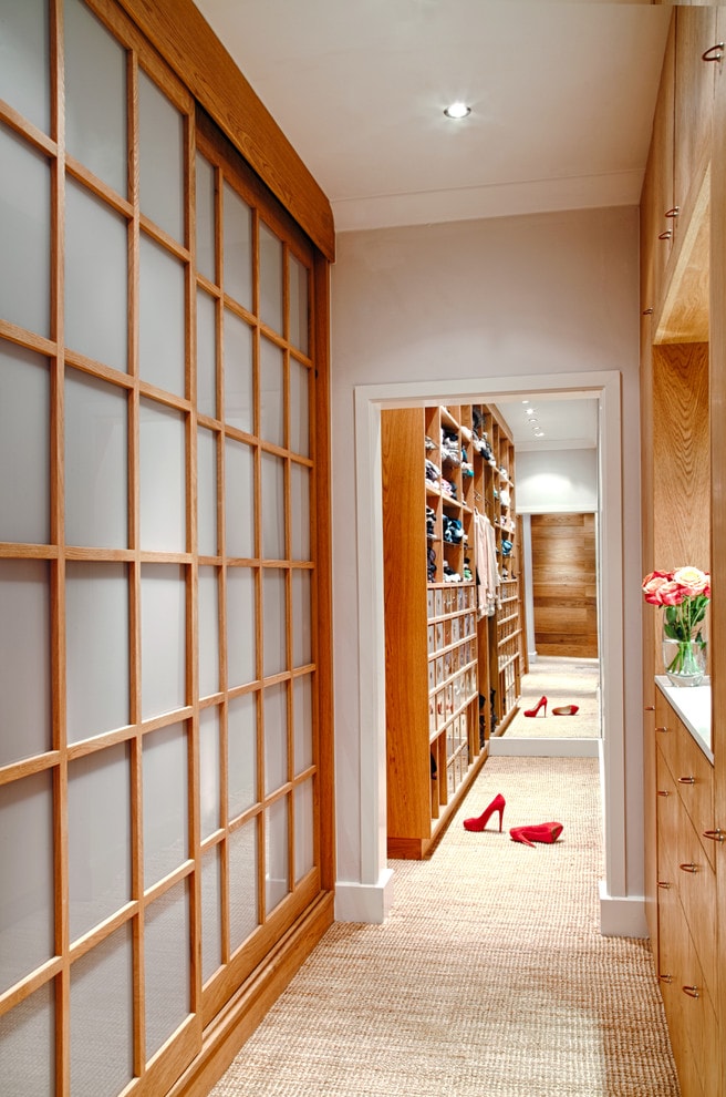 Armoire coulissante avec inserts en verre sur cadre en bois