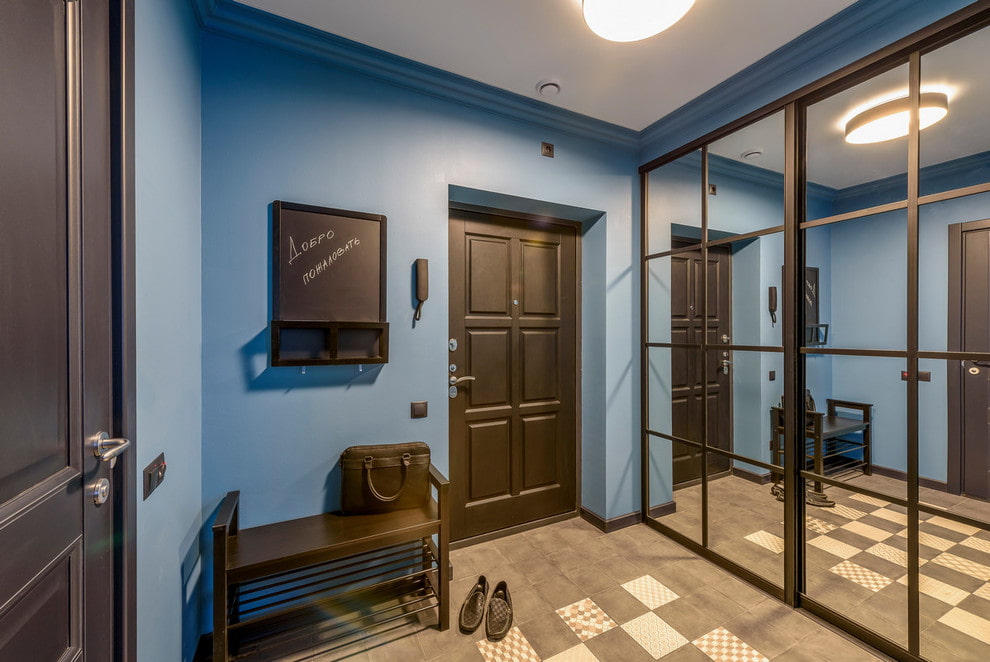 Portes miroir de l'armoire à l'intérieur du couloir