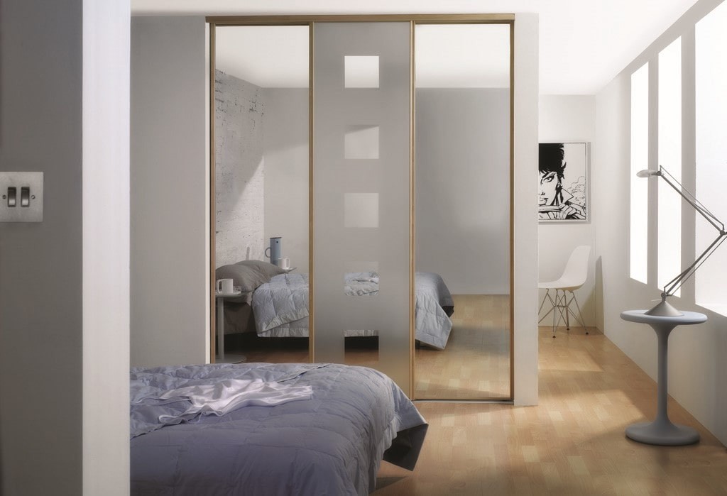 Portes miroir sur une armoire coulissante