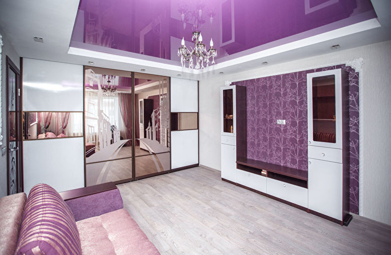 Armoire miroir dans le salon avec plafond tendu